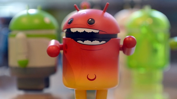 Bunte Android-Männchen stehen im Berliner Google-Büro in einer Vitrine.  | Bild: picture-alliance/dpa