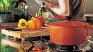 Kochen in der Küche | Bild: Digital Vision