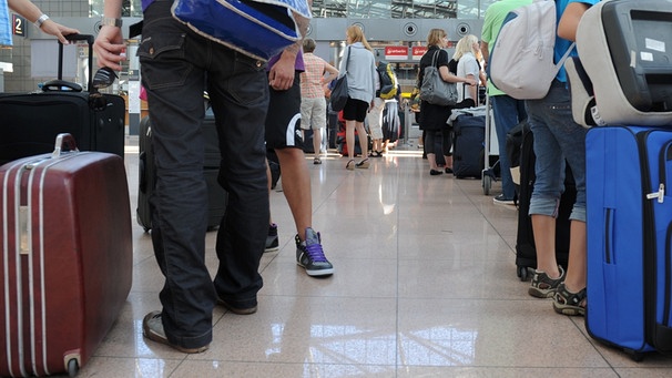 Wartende Flugpassagiere am Flughafen | Bild: picture-alliance/dpa