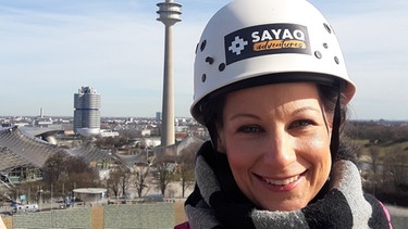 STATIONEN-Moderatorin Irene Esmann auf dem Dach des Münchner Olympiastadiums. | Bild: BR/ Sabine Rauh