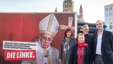 Katrin Werner (l-r), Landesvorsitzende der Linken in Rheinland-Pfalz, die Spitzenkandidatin für die Landtagswahl, Kathrin Meß, der Bundesparteivorsitzende Bernd Riexinger und der Spitzenkandidat Jochen Bülow stehen am 28.01.2016 in Mainz (Rheinland-Pfalz) vor einem Wahlplakat für den Landtagswahlkampf | Bild: picture-alliance/dpa