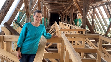 STATIONEN-Moderatorin Irene Esmann in der St. Antonius Kapelle in Lenggries | Bild: BR/ Elisabeth Möst