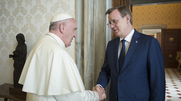 Thüringens Ministerpräsident Bodo Ramelow (Linke, r) begrüßt am 26.02.2016 bei einer Privataudienz Papst Franziskus im Vatikan. | Bild: picture-alliance/dpa