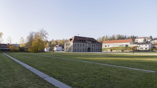 Aussengelände und Kommandantur auf dem Gelände der KZ-Gedenkstätte Flossenbürg | Bild: Thomas Dashuber