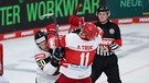 Deutschland Cup: Deutschlands Patrick Hager (l) und Dänemarks Alexander True geraten aneinander. | Bild: picture alliance/dpa | Daniel Löb