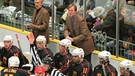 Bundestrainer George Kingston und Co-Trainer Erich Kühnhackl während des olympischen Vorrunden-Eishockeyspiels gegen Weißrußland in Nagano | Bild: picture-alliance/dpa