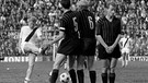 Helmut Haller beim Freistoß im Spiel gegen den AC Mailand.  | Bild: imago/Sven Simon