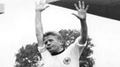 Helmut Haller jubelt nach seinem Führungstor im WM-Finale 1966. | Bild: picture-alliance/dpa