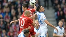 Robert Lewandowski (l) und Arjen Robben von München und Benjamin Hübner von Hoffenheim kämpfen um den Ball. | Bild: dpa-Bildfunk