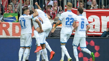 Kerem Demirbay (verdeckt) von Hoffenheim jubelt mit seinen Mitspielern über das 0:1.  | Bild: dpa-Bildfunk