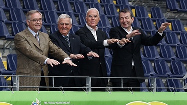 (l-r): der 1. Vizepräsident Horst R. Schmidt, Vizepräsident Theo Zwanziger, Präsident Franz Beckenbauer und Vizepräsident Wolfgang Niersbach  | Bild: picture-alliance/dpa