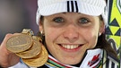 Magdalena Neuner mit ihren drei Goldmedaillen bei der WM 2008 in Östersund | Bild: picture-alliance/dpa