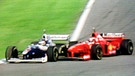 Das Fernsehbild des Senders RTL zeigt die Kollision des deutschen Formel 1-Rennfahrers Michael Schumacher (r) mit Jacques Villeneuve (l) am 26.10.1997 im spanischen Jerez beim letzten Rennen um die Weltmeisterschaft | Bild: picture-alliance/dpa