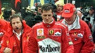 Der deutsche Ferrari Formel 1-Pilot Michael Schumacher geht am Sonntag (30.08.1998) nach seinem Unfall mit dem McLaren-Mercedes Piloten David Coulthard beim Großen Preis von Belgien mit ärgerlichem Gesichtsausdruck aus der Boxengasse von Spa-Francorchamps. | Bild: picture-alliance/dpa