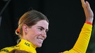 14.08.2024, Belgien, Lüttich: Radsport: Tour de France Frauen, Valkenburg - Lüttich (122,70 km), 4. Etappe: Die Niederländerin Demi Vollering, die das Gelbe Trikot des Gesamtführenden trägt, winkt auf dem Podium nach ihrem Sieg. Foto: Peter Dejong/AP/dpa +++ dpa-Bildfunk +++ | Bild: dpa-Bildfunk/Peter Dejong