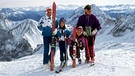 Die ehemaligen alpinen Skirennläufer Rosi Mittermaier und Christian Neureuther zum Skilaufen unterwegs mit ihren Kindern Felix und Amelie | Bild: picture-alliance-dpa-Horst Ossinger