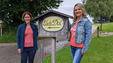 Uschi Disl (links) und Marianne Kreuzer in Großeglsee, am ehemaligen Wohnort von Uschi Disl. | Bild: BR/Florian Stetter