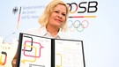 02.08.2024, Frankreich, Paris: Olympia, Paris 2024, Deutsches Haus, Nancy Faeser (SPD), Bundesinnenministerin, hält nach einer Pressekonferenz eine Grundlagenvereinbarung für einen neuerlichen Anlauf für Olympia in Deutschland in den Händen.  | Bild: dpa-Bildfunk/Marijan Murat