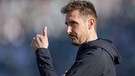 Nürnbergs Trainer Miroslav Klose zeigt mit dem Daumen nach oben | Bild: dpa-Bildfunk/Friso Gentsch