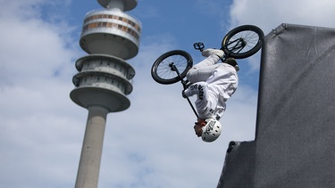 BMX-Fahrer beim Munich Mash 2024 im Olympiapark München | Bild: picture-alliance/dpa