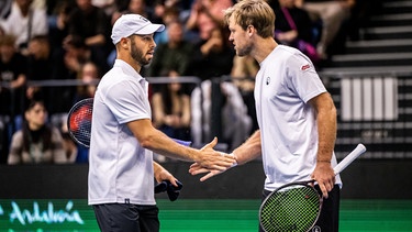 ARCHIV - 03.02.2024, Ungarn, Tatabanya: Tennis, Herren: Davis Cup - Qualifikationsrunde, Qualifikation, Ungarn · Deutschland, Fabian Marozsan, Mate Valkusz (Ungarn) gegen Kevin Krawietz, Tim Puetz (Deutschland). Tim Puetz (L) und Kevin Krawietz (R) in Aktion. (zu dpa: «Krawietz und Pütz erreichen US-Open-Finale in Doppel-Krimi») Foto: Marton Monus/dpa +++ dpa-Bildfunk +++ | Bild: dpa-Bildfunk/Marton Monus