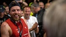 Extremsportler Jonas Deichmann nach seinem Weltrekord im Langdistanz-Triathlon | Bild: picture-alliance/dpa