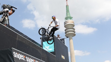 BMX-Fahrer beim Munich Mash vor dem Olympiaturm | Bild: picture-alliance/dpa