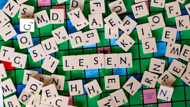 Scrabble-Buchstaben bilden "Lesen". Rund 765 Millionen Menschen weltweit sind Analphabeten. In Deutschland können über sechs Millionen Erwachsene nicht richtig lesen und schreiben. | Bild: picture-alliance/dpa