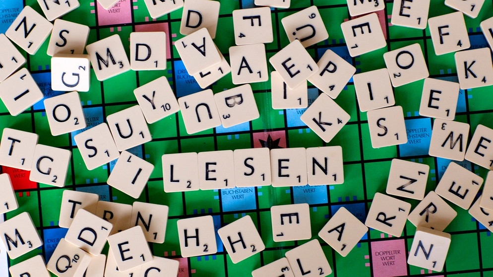 Scrabble-Buchstaben bilden "Lesen". Rund 765 Millionen Menschen weltweit sind Analphabeten. In Deutschland können über sechs Millionen Erwachsene nicht richtig lesen und schreiben. | Bild: picture-alliance/dpa