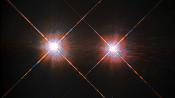 Diese Bild wurde mit dem Hubble-Weltraumteleskop aufgenommen und zeigt das Doppelsternsystem Alpha Centauri A und B. Nicht im Bild: Der Stern Proxima Centauri, der das Doppelsternsystem umrundet.  | Bild: ESA/Hubble & NASA