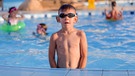 Chlor-Geruch im Schwimmbad entsteht in Kombination mit Urin. Hier planscht ein Junge im Freibad. | Bild: colourbox.com