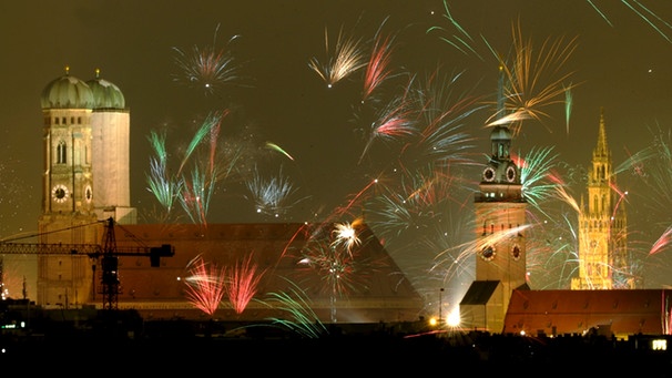 Feuerwerk mit Raketen zu Silvester in München | Bild: picture-alliance/dpa