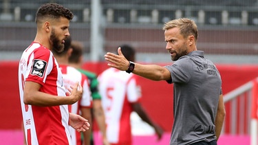 Würzburg-Trainer Michael Schiele (rechts) und Spieler Dave Gnaase | Bild: picture-alliance/dpa