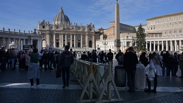 31.12.2022, Vatikan, Vatikanstadt: Menschen stehen auf dem Petersplatz. Der emeritierte Papst Benedikt XVI. ist am 31.12.2022 im Alter von 95 Jahren im Vatikan gestorben. Foto: Stefanie Rex/dpa +++ dpa-Bildfunk +++ | Bild: dpa-Bildfunk/Stefanie Rex