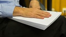 Elmar Doschs Finger tasten über ein Punktschriftmanuskript | Bild: BR/Max Hofstetter