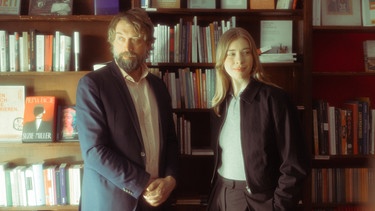 Knut Cordsen und Miriam Fendt in der ältesten Buchhandlung Münchens im Rathaus
| Bild: BR/Leah Ruprecht