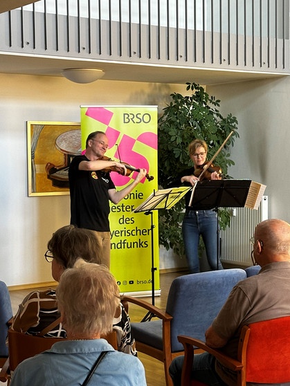 15.05.2024 | Curata Haus Donautal Deggendorf | Streichduo des BRSO (Michael Friedrich, Anne Schoenholtz – Violinen) | Bild: BR/Martina Wiesbeck