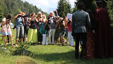 Die Puppenspieler - Setbesuch: Fotografen fotografieren die Darsteller (vorne rechts) von "Die Puppenspieler". | Bild: BR/Julius Bauer