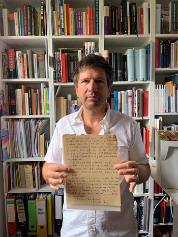Autor Thies Marsen mit einem Brief seines Großvaters | Bild: BR/Thies Marsen