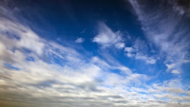 Föhnhimmel im Alpenvorland. | Bild: MDR/Karolina Doleviczenyi