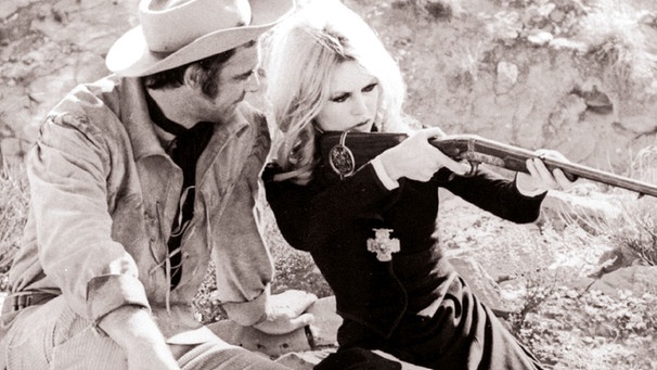 Trapper Shalako (Sean Connery) und Gräfin Irina Lazaar (Brigitte Bardot) mit Schießeisen | Bild: ARD Degeto/DIF/ccc-Filmkunst