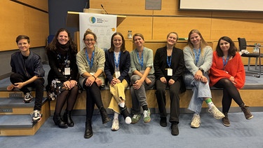 Das Team der Women in Data Science Konferenz 2024 (von links nach rechts): Uli Köppen (BR), Isabella Almstätter (TUM), Verena Vogelgsang (BR), Leah von der Heyde (LMU), Caro Haensch (LMU), Helena Dzakula (LMU), Johanna Sommer (TUM), Iulia Pasov (Sixt) | Bild: BR