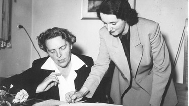Ilse Weitsch mit Marianne Feuersenger (rechts) im Büro, 1950er Jahre | Bild: BR / Historisches Archiv