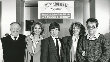 Teams des „Musikjournals“: Rolf Castell, Maria von Welser, Wolfgang Küpper, Gabi Schnelle und Gustl Weishappel (von rechts) am 1. Oktober 1987 im Funkhaus.
| Bild: BR/Hans Grimm