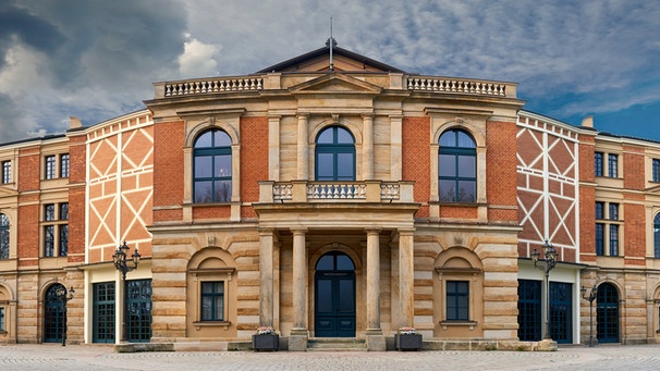 Ein Panoramabild vom Festspielhaus in Bayreuth bei bewölktem Himmel. | Bild: stock.adobe.com/Eike