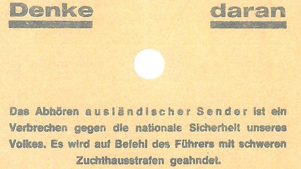 Hinweisschild am Radio: Seit Beginn des Krieges war es verboten, ausländische Sender zu hören. | Bild: BR / Historisches Archiv