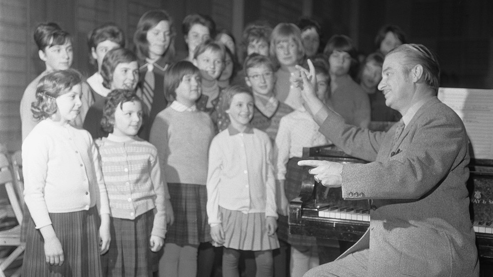 Kurt Brüggemann (1908-2002) leitete den Kinderchor des Bayerischen Rundfunks im Studio, April 1964 | Bild: BR, Historisches Archiv, Lindinger