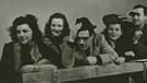 Bild vom Team für "Johnny und die Zehn der Woche" mit Jimmy Jungermann (Mitte) und Dick Kepler (rechts), Damen unbekannt, 1947 | Bild: BR, Historisches Archiv