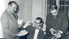 Fred Rauch, Carl Michalski, Jimmy Jungermann (von links) bei der Vorbereitung und Moderation einer Wunschkonzertsendung mit Post, Dezember 1960 | Bild: BR, Historisches Archiv, Lindinger