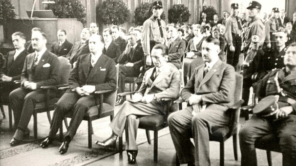 Joseph Goebbels (m) mit dem Chef der Staatskanzlei Hermann Esser (r) und Intendant Richard Kolb (l) im Funkhaus, 1933. | Bild: BR / Historisches Archiv